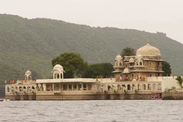 Exploring Udaipur’s Beauty with Reliable Taxi Services