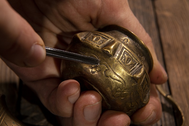 What Makes Metal Crafts Unique Compared to Wooden Items?